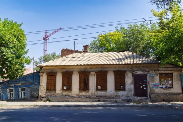 Orenburg Rússia Agosto 2021 Velha Casa Abandonada Com Persianas Fechadas — Fotografia de Stock