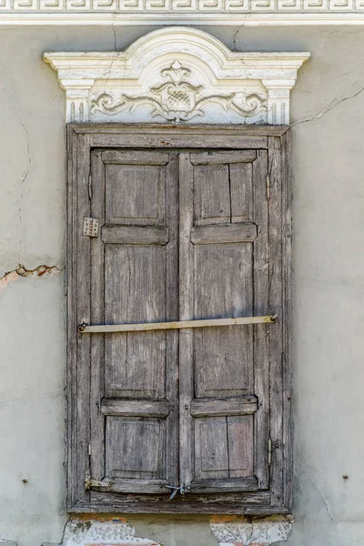 閉じた木製のシャッター付きの古い家の窓 写真はロシアのオレンブルクで撮影されました — ストック写真