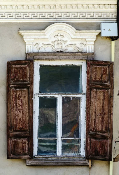 Finestra Con Persiane Legno Una Vecchia Casa Con Modanatura Stucco — Foto Stock