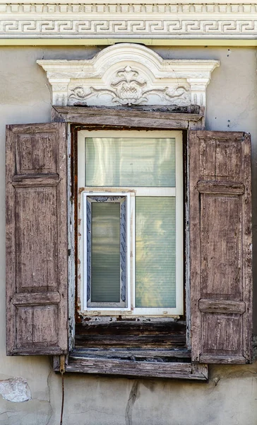 Okno Drewnianymi Okiennicami Starego Domu Sztukaterią Zdjęcie Zostało Zrobione Rosji — Zdjęcie stockowe