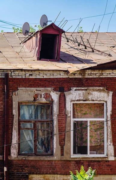Windows Attic Antennas Old Brick House Fragment Facade Picture Taken — 图库照片