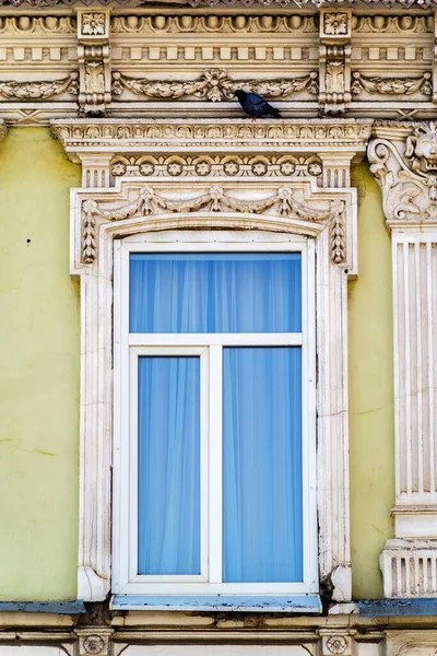 Uma Janela Plástico Parede Edifício Antigo Com Moldagem Estuque Fragmento — Fotografia de Stock