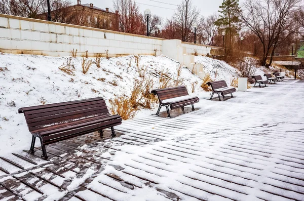 겨울에 우랄강 갑판에 벤치들 사진은 러시아 부르크 시에서 것이다 — 스톡 사진