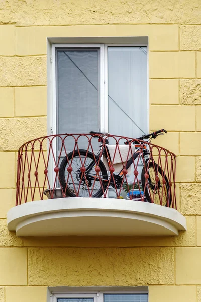 Bicycle Balcony Multi Storey Building Picture Taken Russia City Orenburg — стоковое фото