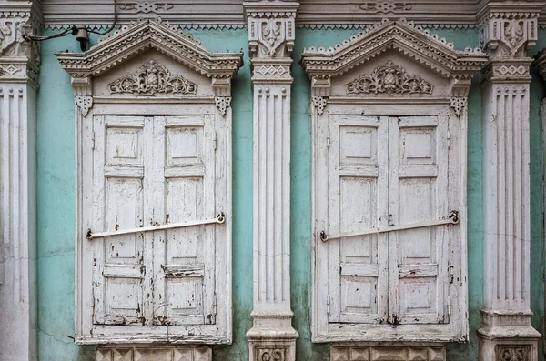 Dos Ventanas Con Persianas Cerradas Una Antigua Casa Con Decoración — Foto de Stock