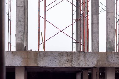 İnşaat alanındaki yarım kalmış apartman inşaatı projesinden gri çimento yığını.