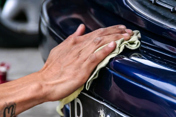 Hombre Mano Pulir Exterior Coche Azul Con Plumero Para Obtener —  Fotos de Stock