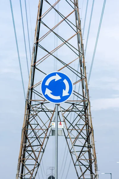 Vire Torno Sinal Azul Cidade Sob Grande Torre Quadro Elétrico — Fotografia de Stock