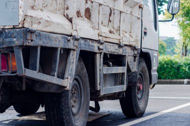 Kirli beyaz kırsal sanayi küçük kamyon parkı şehrin otoparkında