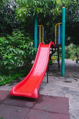 Boş renkli metal çocuk, şehir parkının parkında kayıp gidiyor.
