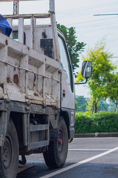 Sporco Bianco Rustico Industriale Piccolo Parco Camion Sul Parcheggio Della — Foto Stock