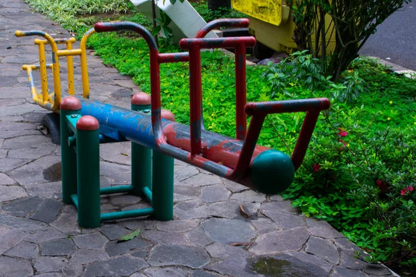Lege Kleurrijke Metalen Kind Zien Zag Speelplaats Van Openbaar Stadspark — Stockfoto