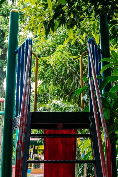 公園の遊び場で空のカラフルな金属の子供のスライドの背景色の階段 — ストック写真