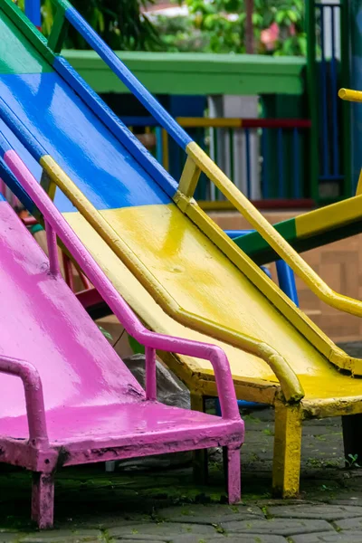 Close Van Lege Kleurrijke Kind Ijzeren Glijbaan Speelplaats Het Openbaar — Stockfoto