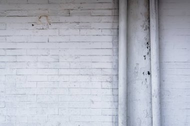 Kaliteli beyaz duvar tuğlası desenli arka planda iki su borusu. Estetik duvar kağıdı için uygun