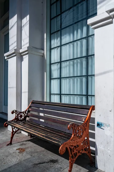 Stadsbank Aan Voorzijde Van Erfgoed Groot Raam Van Koloniale Gebouw — Stockfoto