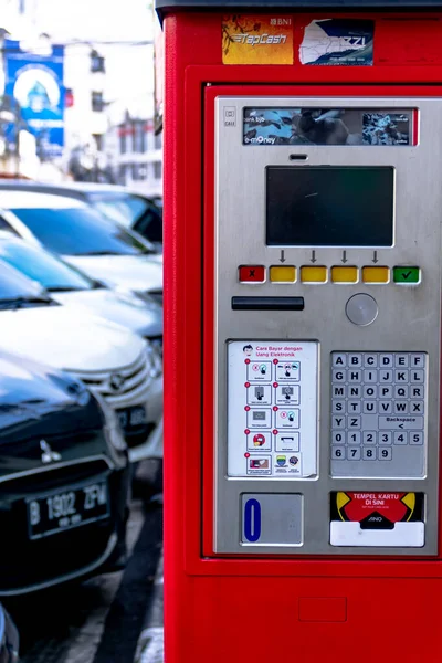 Linia Samochod Dokona Uzgodnienia Czerwonym Automatem Parkowania Jeden Miejski Chodnik — Zdjęcie stockowe