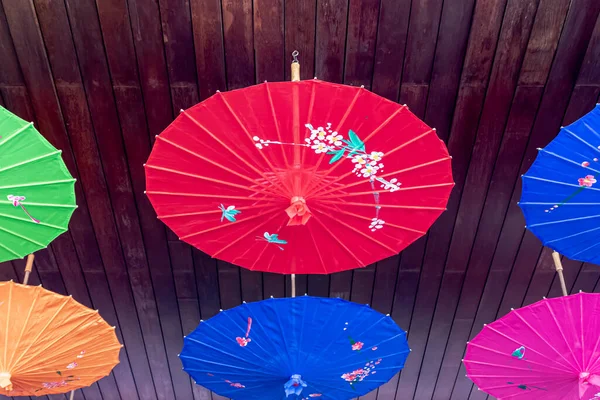 Низкий Угол Обзора Линии Красочного Традиционного Азиатского Зонтика Украшенного Коричневым — стоковое фото