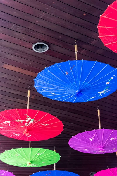 Низкий Угол Зрения Линии Красочные Традиционные Китайские Зонтики Украшены Коричневым — стоковое фото