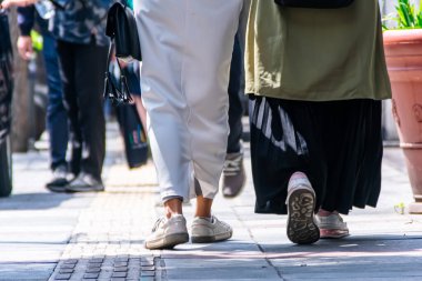 Yürüyen ve birlikte zaman geçiren iki genç kız şehrin kaldırımlarında