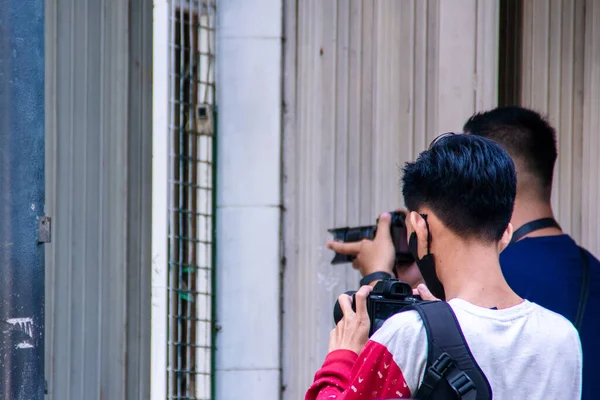 2人の若い写真家が街の歩道で自分のカメラで美しい撮影をしました — ストック写真
