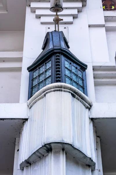 白い遺産の建築物の柱の上の黒い金属のヴィンテージの装飾都市のランプ — ストック写真