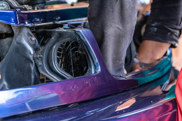 Homem Mecânico Fixação Reparação Carro Azul Com Peças Desmontadas Garagem — Fotografia de Stock