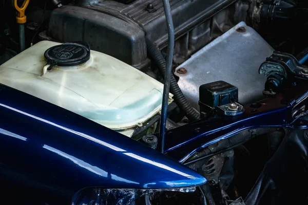 Baía Motor Com Reservatório Água Tanque Lavagem Carro Azul Reparado — Fotografia de Stock