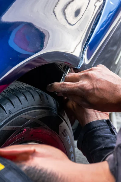 Mecânico Fixação Reparação Pára Choques Dianteiro Carro Azul Garagem Auto — Fotografia de Stock