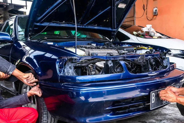 Sob Reparação Carro Azul Com Muitas Peças Desmontadas Garagem Auto — Fotografia de Stock