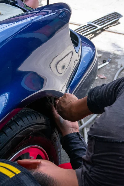 Mecânico Fixação Reparação Pára Choques Dianteiro Carro Azul Garagem Auto — Fotografia de Stock