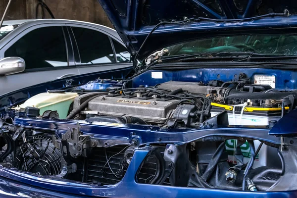 Sob Carro Azul Reparo Com Muitas Peças Desmontadas Baía Motor — Fotografia de Stock