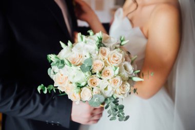 Gelin ve damat için pembe güllü düğün buketi.