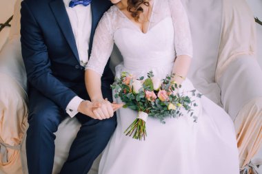 Gelin ve damat için pembe güllü düğün buketi.