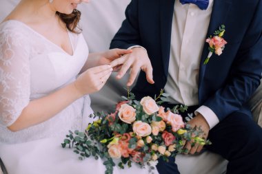 Yeni evliler düğünde yüzük takarlar.