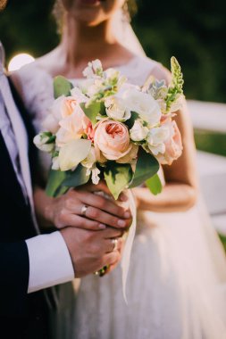 Gelin ve damat için pembe güllü düğün buketi.