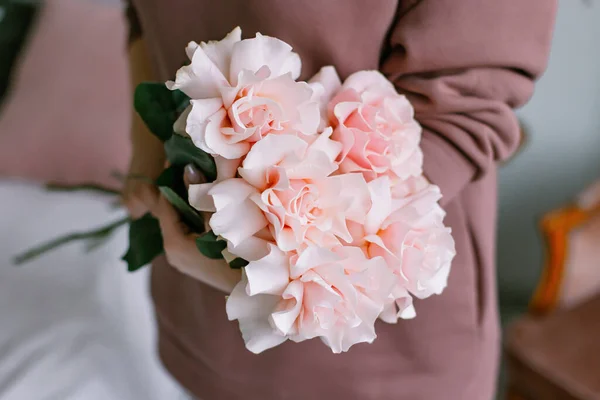 Rosas Francesas Las Manos Festival Primavera Para Mujeres —  Fotos de Stock