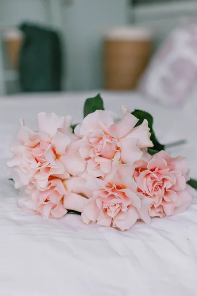 Ramo Festivo Rosas Para Una Mujer Primavera Acuéstese Cama Plantas —  Fotos de Stock