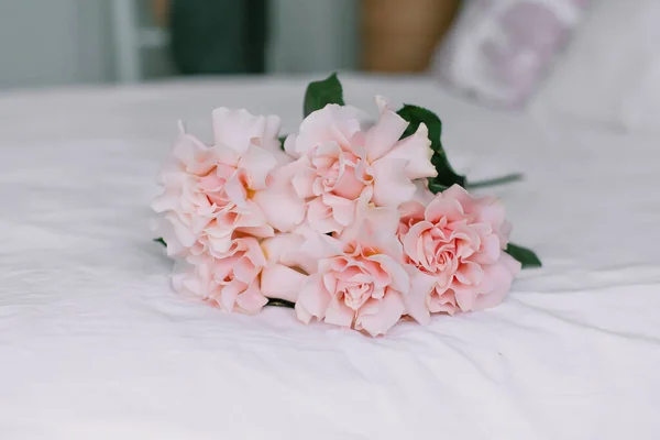 Uroczysty Bukiet Róż Dla Kobiety Wiosną Leżeć Łóżku Różowe Rośliny — Zdjęcie stockowe