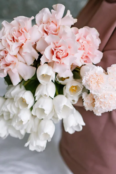 Молода Жінка Тримає Природний Букет Білих Цвяхів Тюльпанів Французькі Троянди — стокове фото