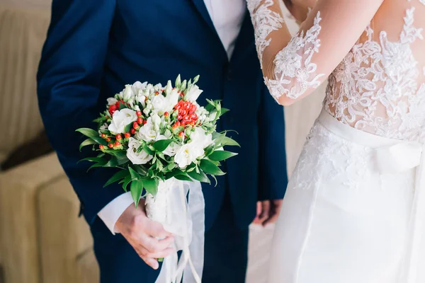 結婚式のお祝いで花嫁と新郎のためのピンクのバラと花束 — ストック写真