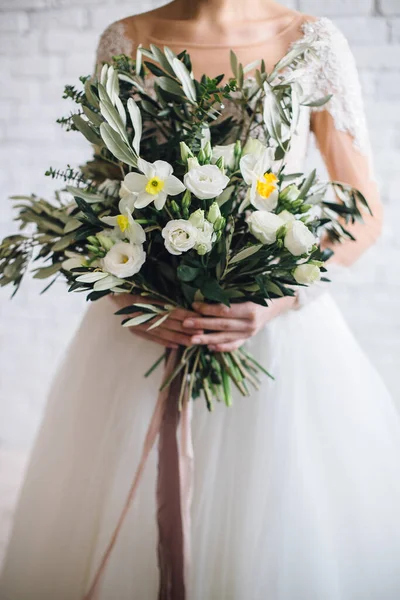 Νύφη Κρατώντας Μπουκέτο Στο Γάμο Λευκά Λουλούδια Και Ελιά — Φωτογραφία Αρχείου