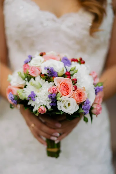 婚礼上送给新娘的一束白玫瑰和红玫瑰 — 图库照片