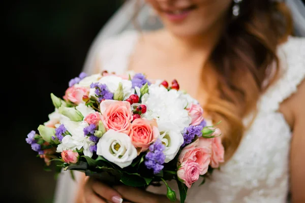 Bouquet Rose Bianche Rosse Sposa Matrimonio — Foto Stock