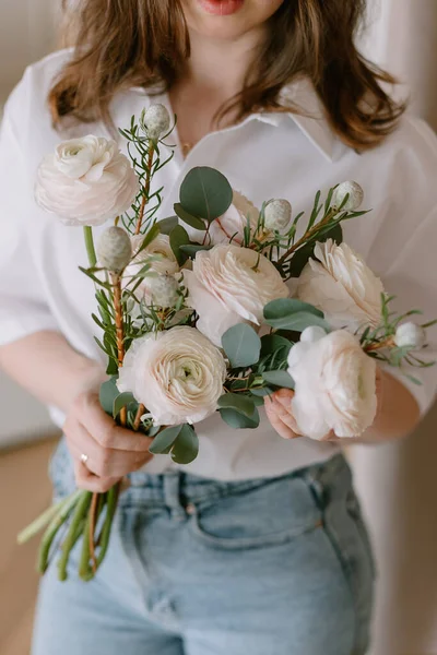 Joven Hermosa Mujer Con Ramo Flores Sus Manos Regalo Para —  Fotos de Stock