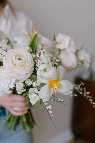 Giovane Bella Donna Con Mazzo Fiori Mano Regalo Marzo Festa — Foto Stock