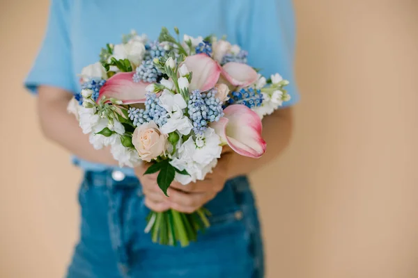 Joven Mujer Hermosa Con Ramo Flores Sus Manos Sobre Fondo —  Fotos de Stock