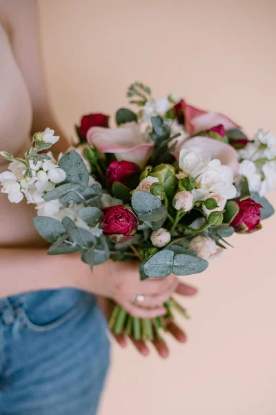 Joven Hermosa Mujer Con Ramo Flores Sus Manos Regalo Para —  Fotos de Stock