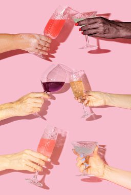Çeşitlilik konsepte tezahürat eder. Erkek, kız eli, vitiligo elli, parlak pembe arka planda güzel içkiler içeren antika kristal bardaklar tutan.