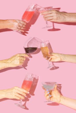 Çeşitlilik konsepte tezahürat eder. Erkek, kız eli, vitiligo elli, parlak pembe arka planda güzel içkiler içeren antika kristal bardaklar tutan.